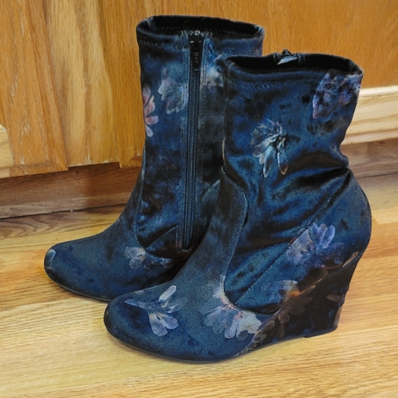 Report Randi Velvet Wedge Bootie - Picture 3 of 7
